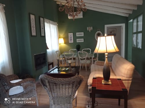 Finca La Favorita |Constantina, España - Suite muy con acogedor salón de 30 m2 y chimenea. Dispone de 2 amplios dormitorios con cama de matrimonio y baño en suite cada uno. Su porche soleado y resguardado del viento, del frio y del calor lo hace perfecto para disfrutar al aire libre en cualquier época del año. Puede reservarse para 2 o 4 personas.