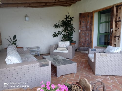 Finca La Favorita |Constantina, España - Suite muy con acogedor salón de 30 m2 y chimenea. Dispone de 2 amplios dormitorios con cama de matrimonio y baño en suite cada uno. Su porche soleado y resguardado del viento, del frio y del calor lo hace perfecto para disfrutar al aire libre en cualquier época del año. Puede reservarse para 2 o 4 personas.