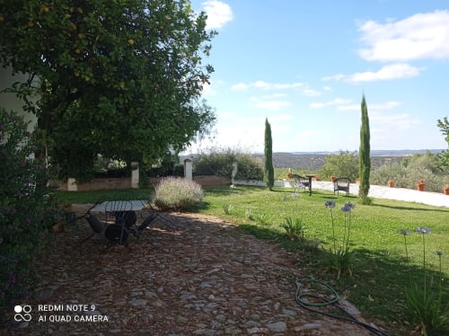 Finca La Favorita |Constantina, España - Suite muy con acogedor salón de 30 m2 y chimenea. Dispone de 2 amplios dormitorios con cama de matrimonio y baño en suite cada uno. Su porche soleado y resguardado del viento, del frio y del calor lo hace perfecto para disfrutar al aire libre en cualquier época del año. Puede reservarse para 2 o 4 personas.