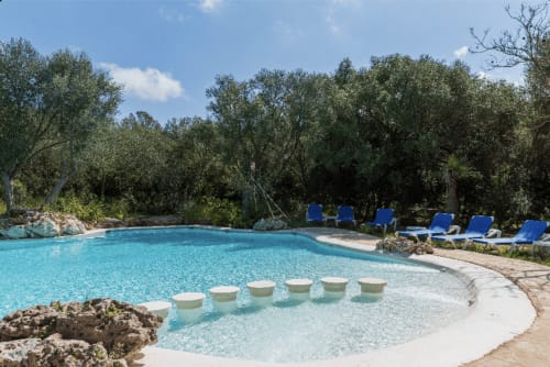 Sa Casa Rotja | Sineu, España. -Nuestra piscina tipo lago ofrece la oportunidad de refrescarse, de relax, de desconexión. Disponemos de tumbonas y hamacas donde el calor del verano se hace más llevadero.