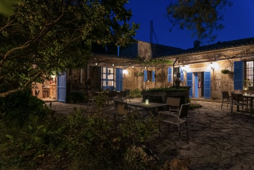 Sa Casa Rotja | Sineu, España. -Intentamos ser sostenibles. La mayoría de luces de exterior que tiene nuestro agroturismo son solares. Ofrecen un atmósfera romántica y misteriosa.