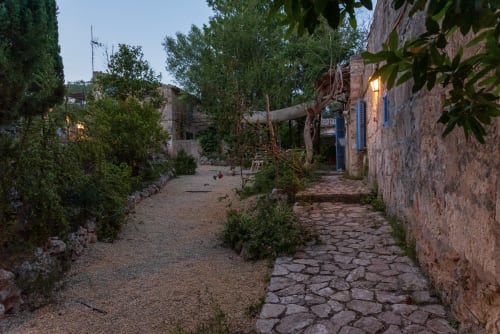 Sa Casa Rotja | Sineu, España. -Lleno de recovecos y rincones mágicos. Cuando cae la noche las pequeñas luces los revelan.
