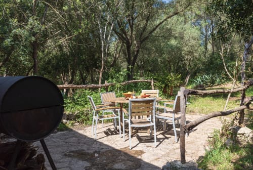 Sa Casa Rotja | Sineu, España. -Que mejor manera de disfrutar de un merecido descanso que hacer una barbacoa. Disponemos de dos barbacoas que están a su disposición. Sólo hay que traer carbón. Están junto a la piscina, para facilitar la jornada de ocio.