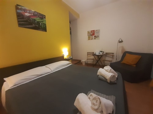 Stanza Gialla presso AD Trastevere Guest House a Roma con letto, scrivania e vista sulla città