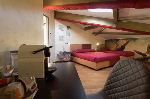 Camera "...In aereo"| Camera tripla con letto matrimoniale, letto singolo e bagno privato. Presenti TV, aria condizionata, Wi-Fi - B&B Savoia nel centro di Campobasso, Molise.