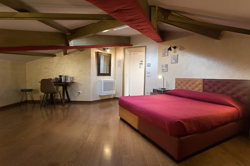 Camera "...In aereo"| Camera tripla con letto matrimoniale, letto singolo e bagno privato. Presenti TV, aria condizionata, Wi-Fi - B&B Savoia nel centro di Campobasso, Molise.