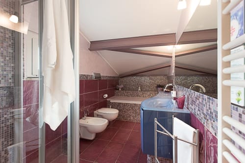 Camera "...In aereo"| Camera tripla con letto matrimoniale, letto singolo e bagno privato. Presenti TV, aria condizionata, Wi-Fi - B&B Savoia nel centro di Campobasso, Molise.