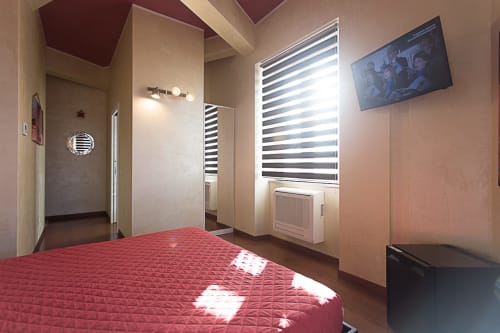 Camera "...In nave"| Camera matrimoniale con letto matrimoniale e bagno privato. Presenti TV, aria condizionata, Wi-Fi - B&B Savoia nel centro di Campobasso, Molise.