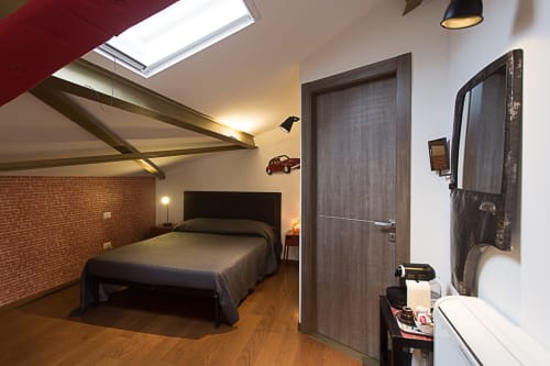 Camera "...In auto"| Camera matrimoniale con letto matrimoniale e bagno privato. Presenti TV, aria condizionata, Wi-Fi - B&B Savoia nel centro di Campobasso, Molise.