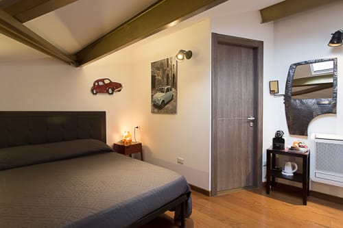 Camera "...In auto"| Camera matrimoniale con letto matrimoniale e bagno privato. Presenti TV, aria condizionata, Wi-Fi - B&B Savoia nel centro di Campobasso, Molise.