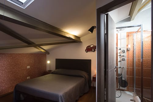 Camera "...In auto"| Camera matrimoniale con letto matrimoniale e bagno privato. Presenti TV, aria condizionata, Wi-Fi - B&B Savoia nel centro di Campobasso, Molise.