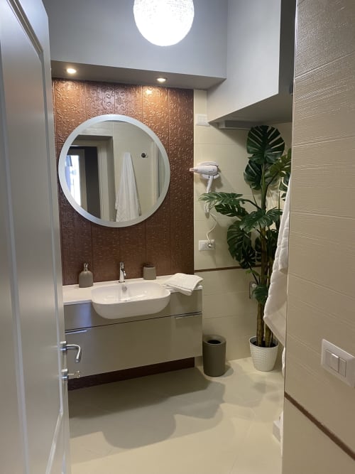 Camera "Suite Savoia"| Appartamento con cucina, camera da letto e bagno privato. Letto matrimoniale e divano letto. Presenti TV, aria condizionata, Wi-Fi - B&B Savoia nel centro di Campobasso, Molise.