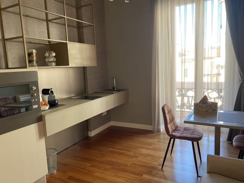 Camera "Suite Savoia"| Appartamento con cucina, camera da letto e bagno privato. Letto matrimoniale e divano letto. Presenti TV, aria condizionata, Wi-Fi - B&B Savoia nel centro di Campobasso, Molise.