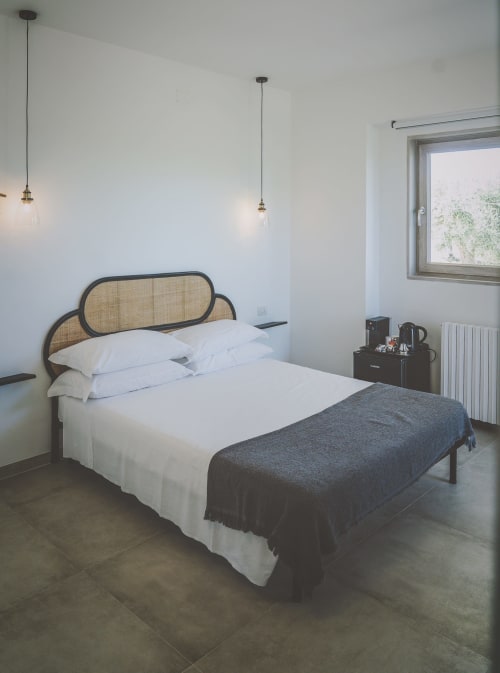 Camera Superior moderna a Casa Ziazì a Monopoli con testata in rattan, luci sospese e vista sul giardino