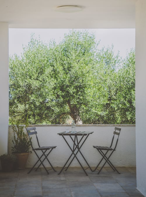 Vista sul giardino dalla camera Superior Large di Casa Ziazì con zona living affacciata sugli ulivi a Monopoli, Puglia