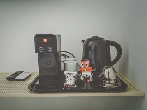 Vassoio di benvenuto presso Casa Ziazì con macchina espresso, bollitore e articoli da toeletta nella camera dell'hotel di Monopoli