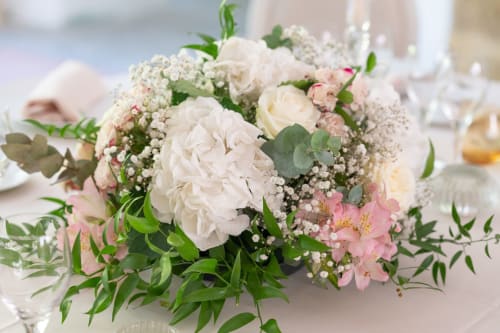 Élégant centre de table floral blanc et rose avec roses et gypsophile au Pavillon Des Millesimes à Lussac, France