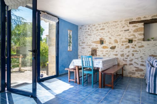 Table - cuisine - mur en pierre apparente