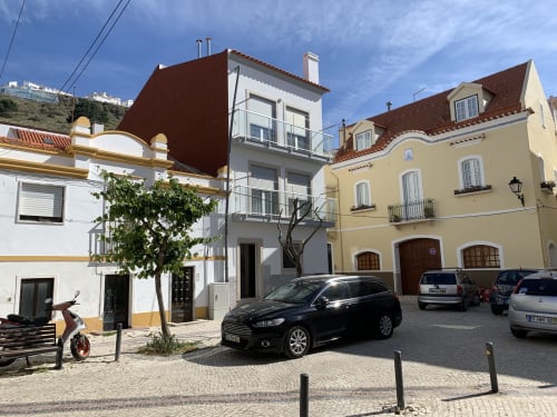 vue sur la place devant Casa na onda Elevador