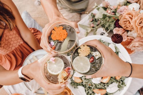 un gruppo di amici con un cocktail rinfrescante