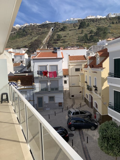 balcon avec vue sur le funiculaire du Sitio de Nazaré