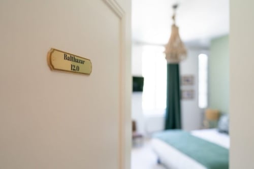 Plaque de porte de la chambre Balthazar 12.0 à l'hôtel-spa Pavillon Des Millesimes à Lussac, France