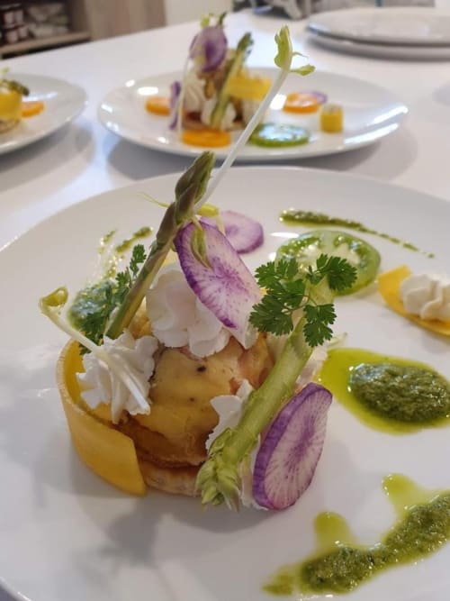 Assiette raffinée du Pavillon Des Millésimes : asperges, fleurs comestibles et huile aux herbes