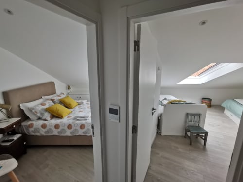 vue sur les chambres à l'étage sous les toits de Nazaré