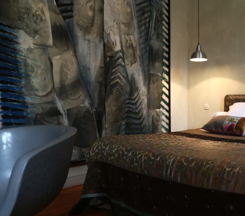 Chambre moderne de l'hôtel-boutique Le Grand Duc à Valenciennes avec fresques murales artistiques, luminaires suspendus et motifs