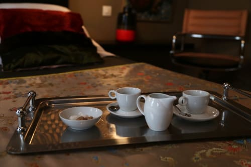 Service à thé élégant avec tasses et soucoupe en porcelaine blanche sur plateau métal au gîte Le Grand Duc à Valenciennes