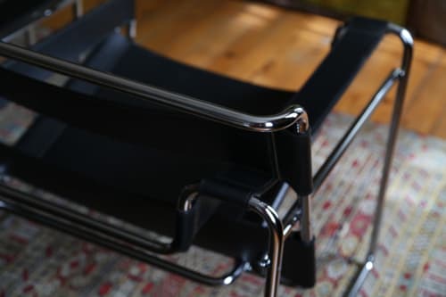 Gros plan d'un élégant support de tablette noir sur un bureau en bois de la Chambre Chapitre 3 du Grand Duc, Valenciennes