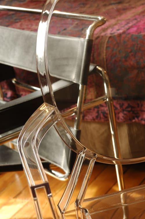 Verres et tasses en verre transparent sur table en bois au gîte Le Grand Duc à Valenciennes, France