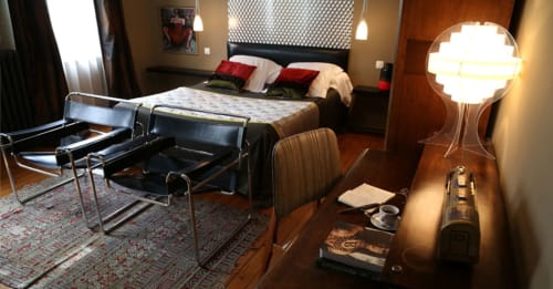 Chambre moderne au Grand Duc, Valenciennes avec lit queen-size, chaises Wassily, parquet et éclairage contemporain
