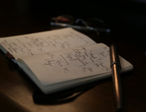 Carnet ouvert avec notes manuscrites et stylo sur le bureau de l'hôtel-boutique Le Grand Duc à Valenciennes, France