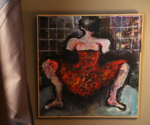 Peinture d'expressionnisme abstrait montrant une figure en robe rouge à l'hôtel boutique Le Grand Duc à Valenciennes, France