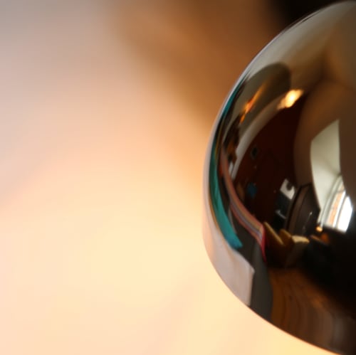 Modern ceiling fan with iridescent finish in Chapter 5 room at Le Grand Duc B&B, Valenciennes