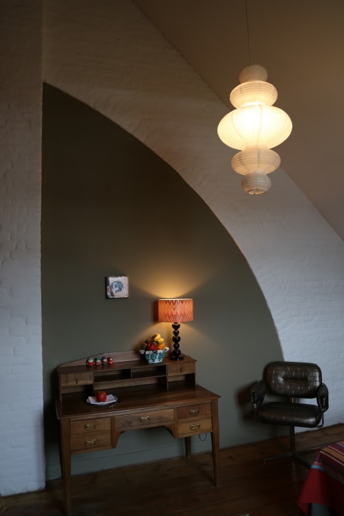 Cozy desk area in Chapter 5 room at Le Grand Duc B&B, Valenciennes, with wooden furniture and pendant lighting