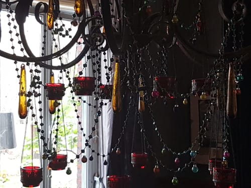 Ornements de décoration suspendus et chaînes de perles au gîte Le Grand Duc à Valenciennes, en France