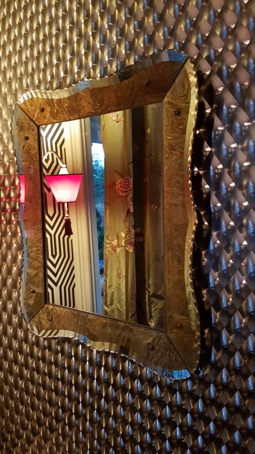 Miroir doré ornementé dans une alcôve murale texturée à l'hôtel-boutique Le Grand Duc, Valenciennes