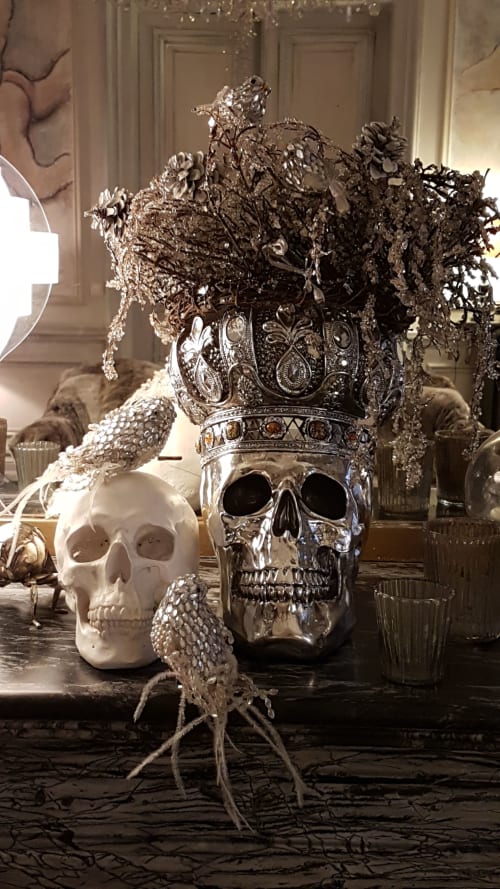 Sculpture de crâne ornée avec éléments décoratifs au boutique-hôtel Le Grand Duc à Valenciennes, France