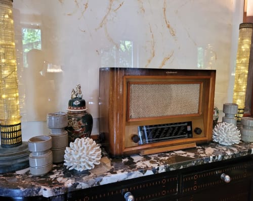 Vieille radio en bois et accessoires de décoration sur surface en marbre à la chambre d'hôtes Le Grand Duc à Valenciennes