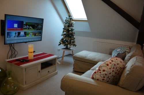 séjour spacieux, chaînes diversifiés, TV, mini bar