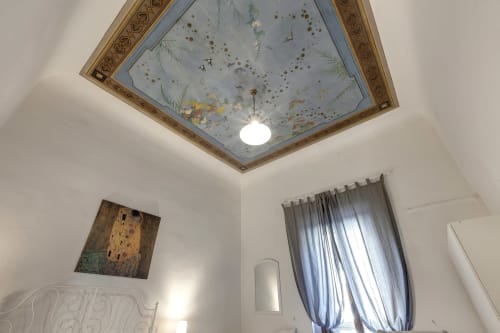 Decorated ceiling with ornate frame and pendant light in Sleep tight Florence apartment, Firenze