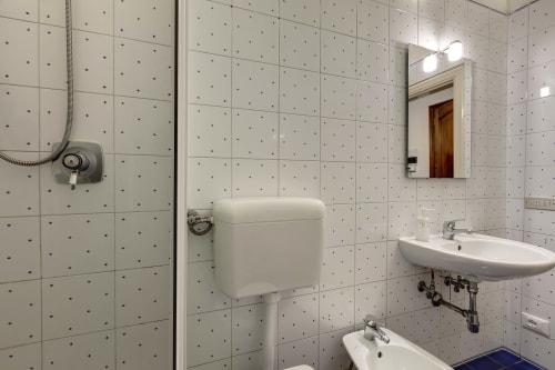 Private bathroom with shower, sink, and toilet in Ground floor apartment at Sleep tight Florence B&B, Firenze