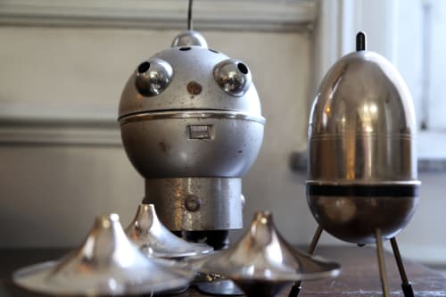 Sculptures de robots en métal fantaisistes exposées à l'hôtel-boutique Le Grand Duc à Valenciennes, France