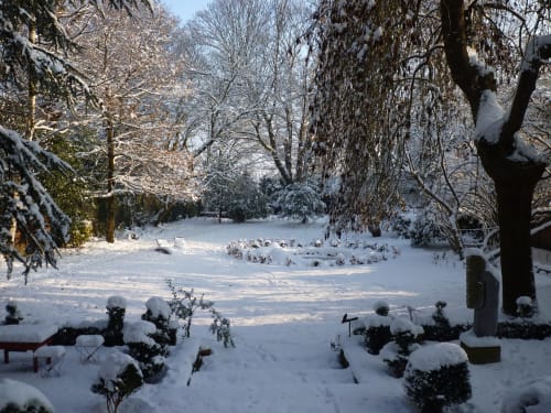 Jardin enneigé et étang gelé au Gîte Le Grand Duc à Valenciennes, France