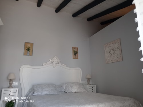 Finca La Favorita | Constantina, España - Es una estancia acogedora con entrada independiente. En la planta baja encontramos un pequeño salón abierto dotado de cocina vitrocerámica frigorífico y fregadero, así como un sofá. En la planta superior el dormitorio con un original baño en suite y una terraza. Esta suite dispone además de un pequeño jardín de uso privado con mobiliario completo .