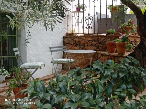 Finca La Favorita | Constantina, España - Es una estancia acogedora con entrada independiente. En la planta baja encontramos un pequeño salón abierto dotado de cocina vitrocerámica frigorífico y fregadero, así como un sofá. En la planta superior el dormitorio con un original baño en suite y una terraza. Esta suite dispone además de un pequeño jardín de uso privado con mobiliario completo .