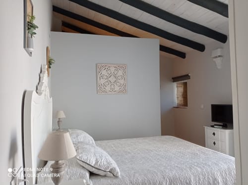 Finca La Favorita | Constantina, España - Es una estancia acogedora con entrada independiente. En la planta baja encontramos un pequeño salón abierto dotado de cocina vitrocerámica frigorífico y fregadero, así como un sofá. En la planta superior el dormitorio con un original baño en suite y una terraza. Esta suite dispone además de un pequeño jardín de uso privado con mobiliario completo .