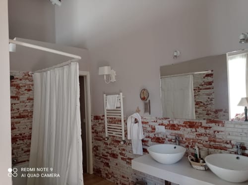 Finca la Favorita| Constantina, España - Techos con artesonado original, con dos amplios ventanales le dan una luminosidad increíble. Unas cómodas butacas completan la estancia para garantizar la comodidad del huésped. Con acceso directo desde el jardín a través de unas escaleras de bóveda, dispone de un pequeño y fresco jardín bajo un gran níspero para disfrutar de su agradable sombra.